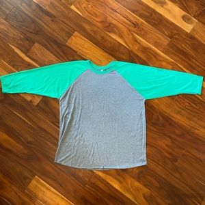 NWOT Woman’s size XXL Green and Heather Gray Raglan Long Sleeve T-shirt